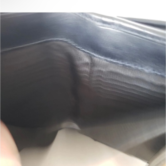 Salvatore Ferragamo Gancini
Wallet Card Bill Coin Black
Leather Medium Kisslock - Picture 10 of 14